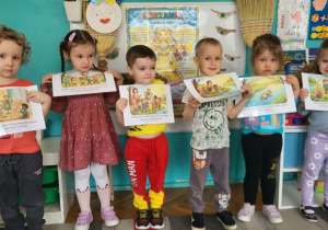 Dzieci z historyjką obrazkową