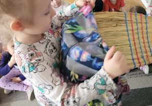 Dziewczynka zakalda sukienkę w kwaity na Marzannę