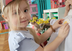 Dziewczynka przyczepia słoneczko