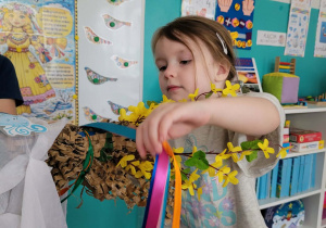 Dziewczynka przyczepia wstążki