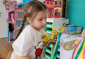 Dziewczynka wiąże wstążki