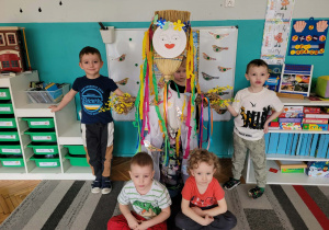 Czworo chłopców z kukłą Marzanny