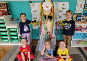 Dzieci z kukłą Marzanny