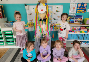 Dziewczynki z kukłą Marzanny