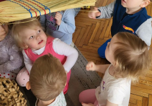dzieci oglądają miotłę