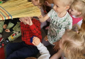 dzieci oglądają miotłę