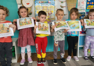 dzieci trzymają plansze z historyjką