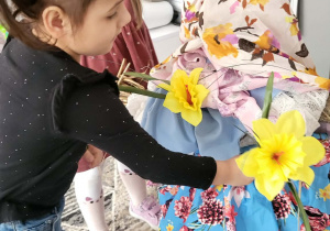 dzieci ubierają Marzannę