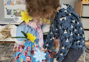 dzieci ubierają Marzannę