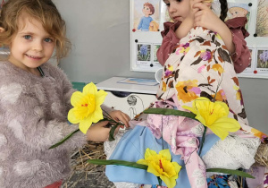 dzieci ubierają Marzannę