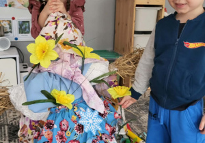 dzieci ubierają Marzannę