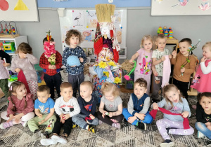 dzieci pozuja do zdjęcia z Maranną