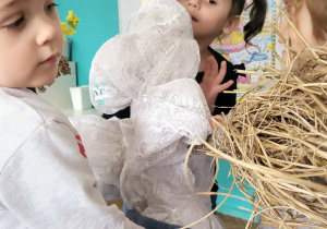 dzieci ubierają Marzannę