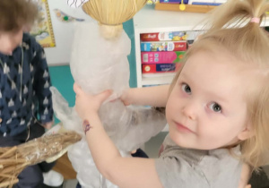 dzieci ubierają Marzannę