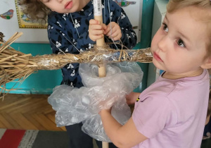 dzieci ubierają Marzannę