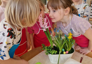 Dzieci wąchają kwiatki