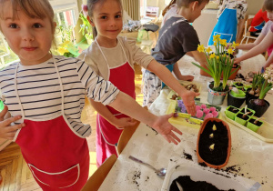 Dzieci z zasadzonymi cebulkami