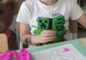 Chłopiec z szablonem hiacynta