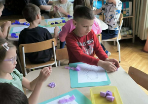 Dzieci robia kulki z bibuły