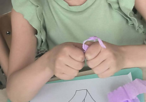 Dziewczynka wykleja hiacynta bibułą