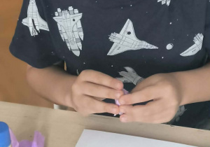 Chłopiec wykleja hiacynta bibułą