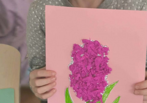 Dziewczynka z filetowym hiacyntem