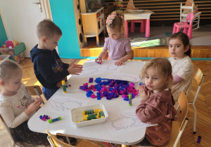 Dzieci pracują przy stoliku