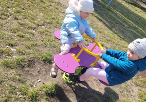 Dziewczynki na placu zabaw