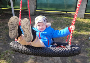 Chłopiec buja się na gnieździe