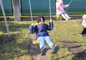 Dzieci bujają się na huśtawkach