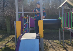 Chłopiec na zjeżdżalni