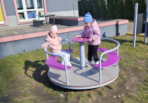Dziewczynki na karuzeli
