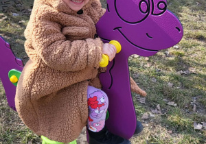 dziecko buja się na bujaku