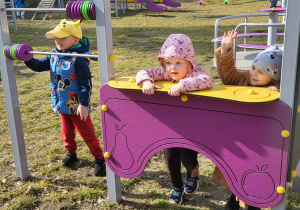 dzieci stoją za sklepikiem