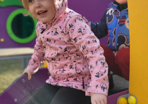 dzieci siedzą na zjeżdżalni