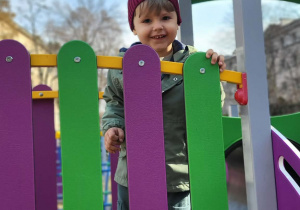 chłopiec stoi na kładce