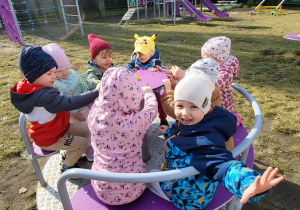 dzieci kręcą się na kole