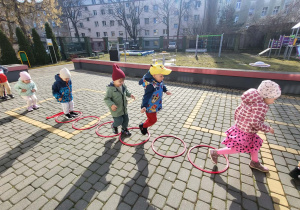 dzieci przeskakują przez poręcze