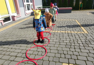 dzieci przeskakują przez poręcze