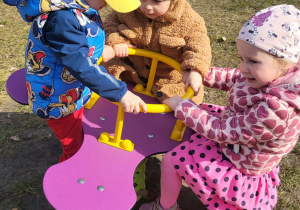 dzieci bujają się na bujawce