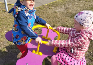 dzieci bujają się na bujawce