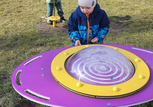 dzieci bawią się na placu zabaw