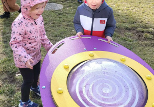 dzieci bawią się na placu zabaw