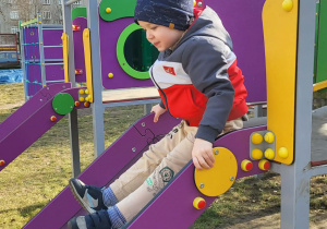 chłopiec zjeżdża ze ślizgawki