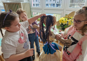 Dziewczynka przyczepia paski bibuły
