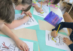 Dzieci malują przy stoliku