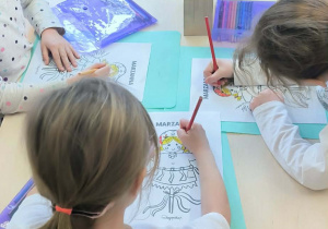 Dzieci kolorują Marzannę