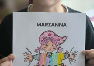 Chłopiec z pokolorowaną Marzanną