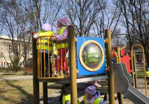 Dzieci bawią się na placu zabaw