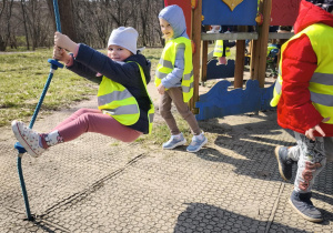 Dziewczynka wspina się po linie